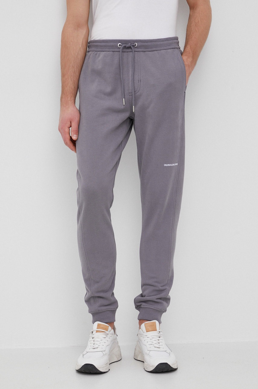 

Памучен панталон Calvin Klein Jeans мъжки в сиво с изчистен дизайн, Сив
