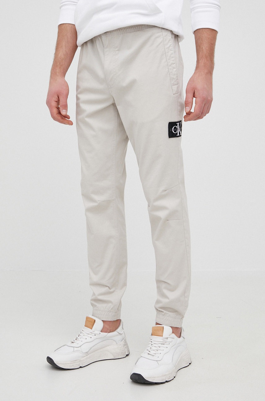 

Панталони Calvin Klein Jeans мъжки в сиво с кройка тип jogger, Сив