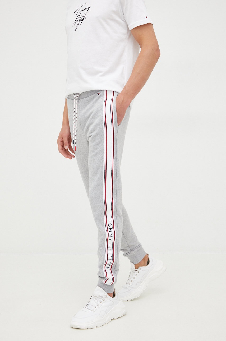 

Спортен панталон Tommy Hilfiger в сиво с апликация, Сив