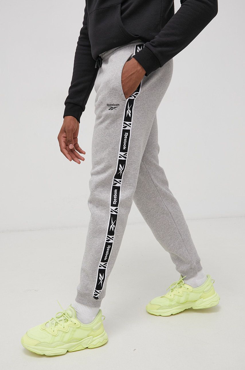 Reebok Pantaloni bărbați, culoarea gri, cu imprimeu answear imagine noua