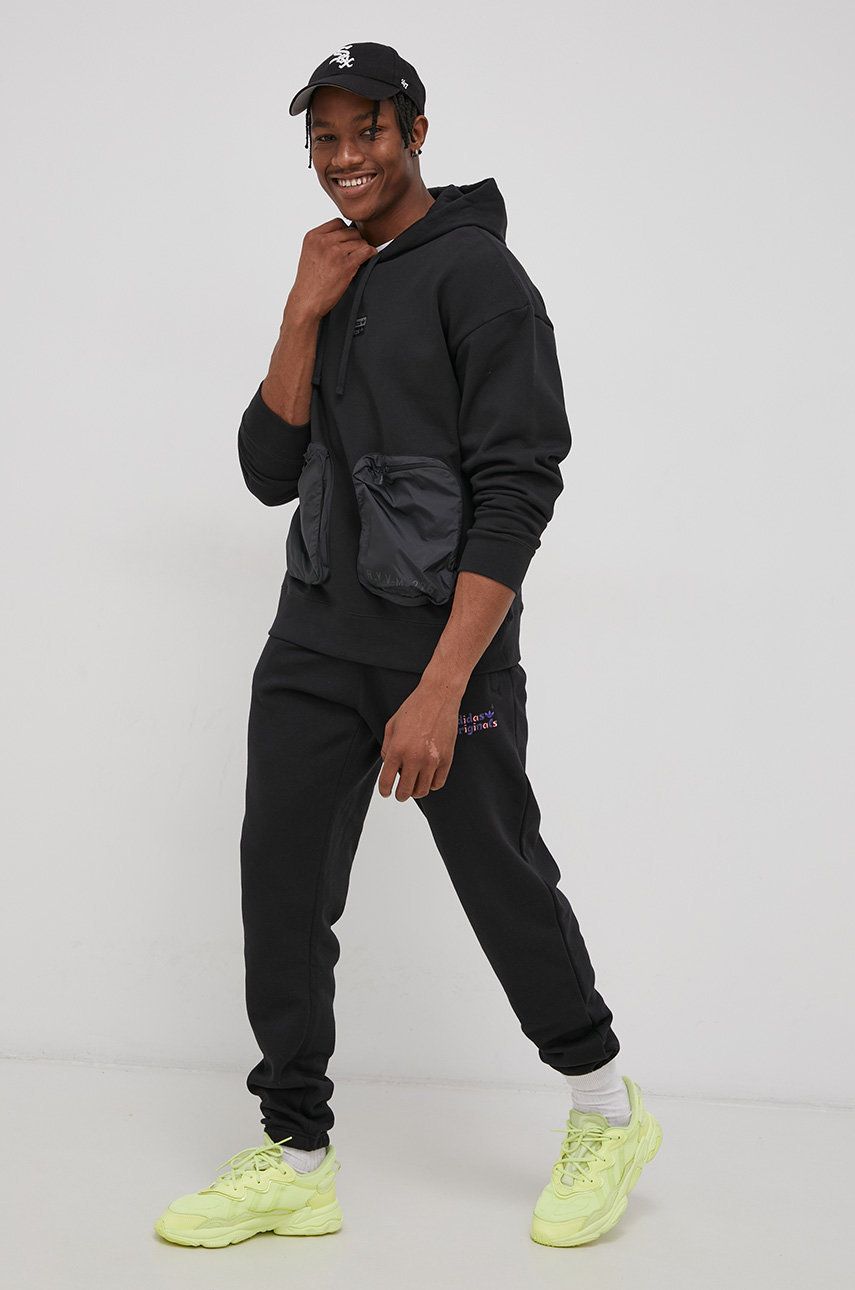 Adidas Originals Pantaloni HC7146 bărbați, culoarea negru, cu imprimeu
