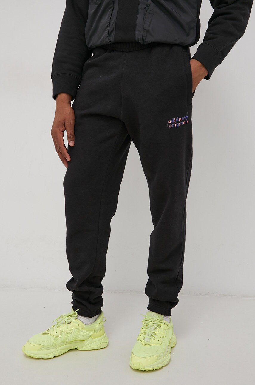 

Брюки adidas Originals HC7146 мужские цвет чёрный с принтом