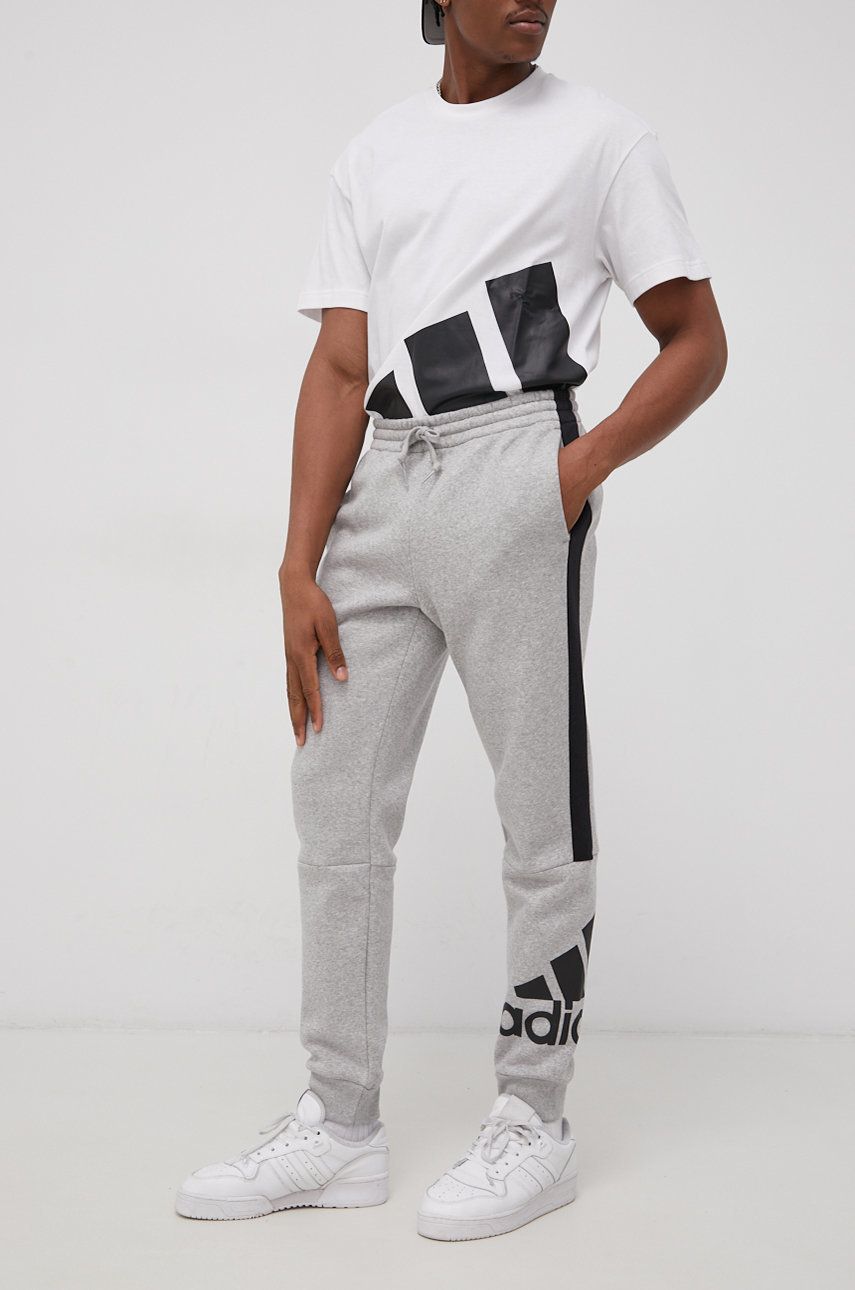 Adidas Pantaloni HE4363 bărbați, cu imprimeu adidas imagine noua