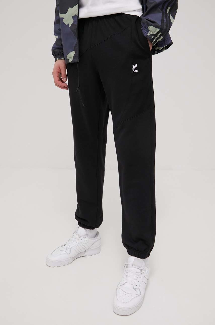 Adidas originals pantaloni hg1441 barbati, culoarea negru, cu imprimeu