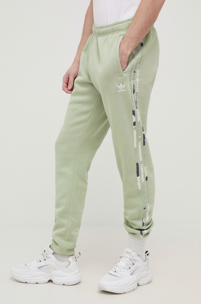 

Панталони adidas Originals HF4880 мъжко в зелено с апликация, Зелен