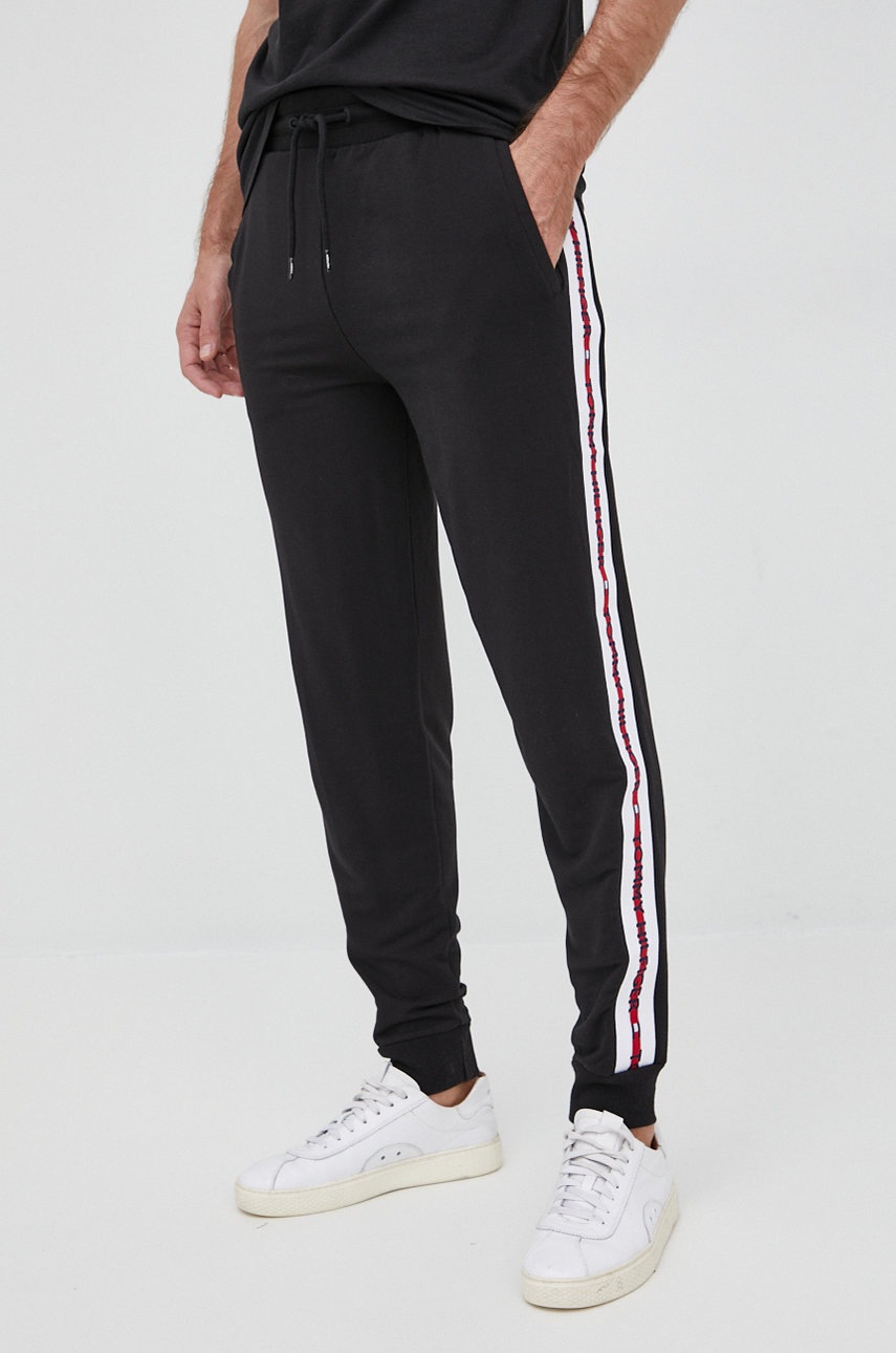 

Панталони Tommy Hilfiger мъжко в черно с апликация, Черен
