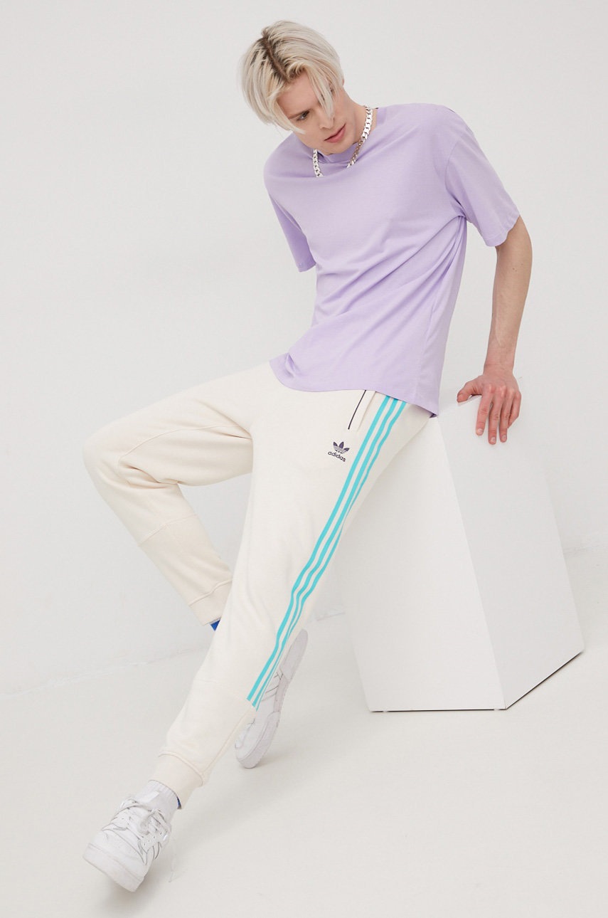 

Спортивні штани adidas Originals чоловічі колір бежевий з аплікацією
