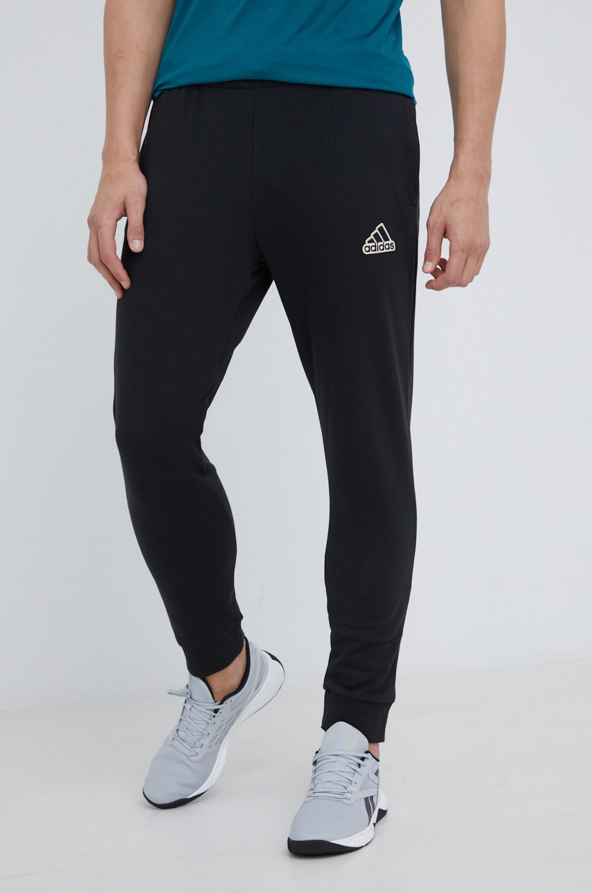 

Спортивні штани adidas чоловічі колір чорний з аплікацією