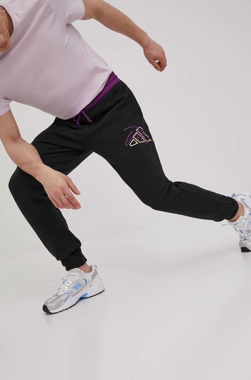 

Хлопковые брюки adidas Performance HD5207 мужские цвет чёрный однотонные