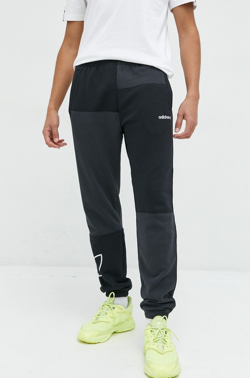 adidas Originals pantaloni de trening barbati, culoarea negru, cu imprimeu