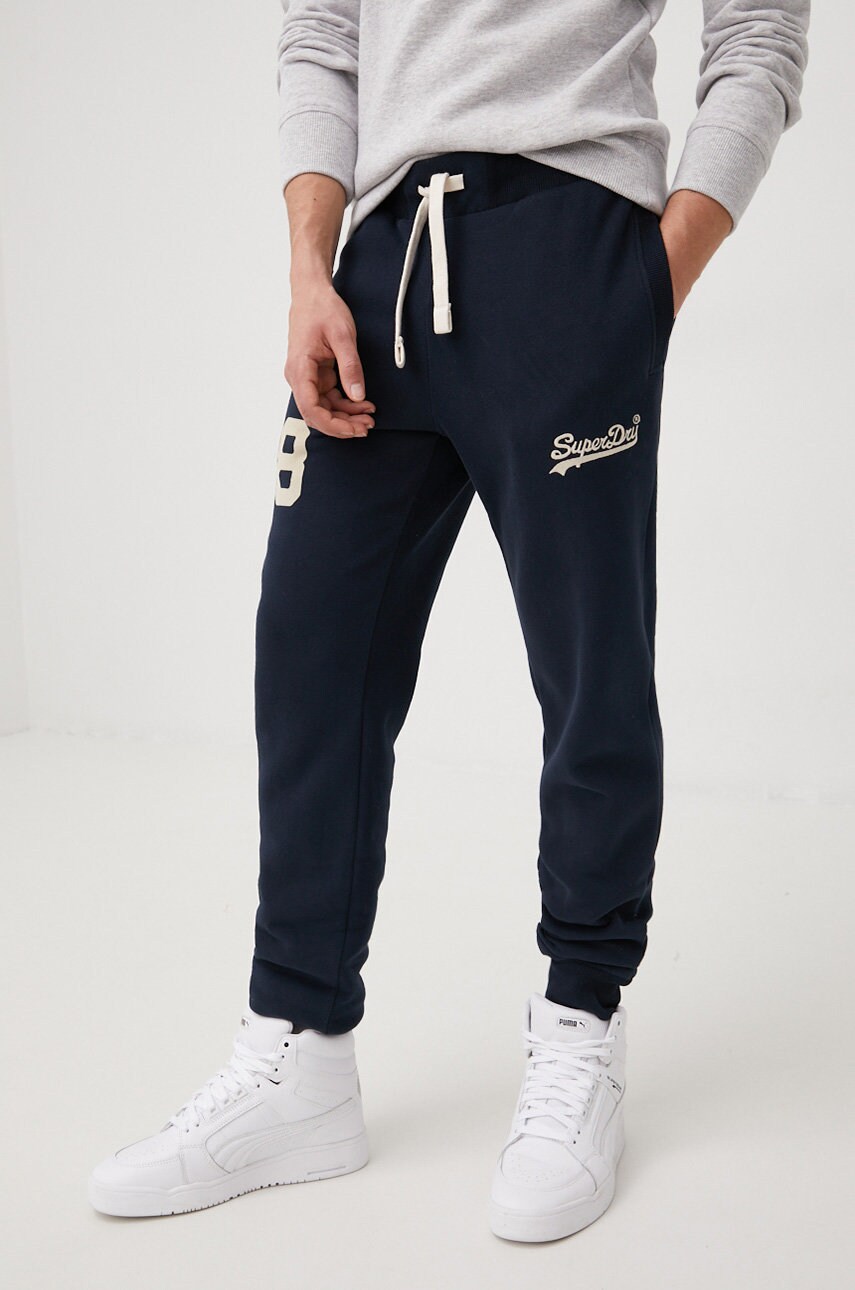 Superdry pantaloni de trening barbati, culoarea albastru marin, cu imprimeu