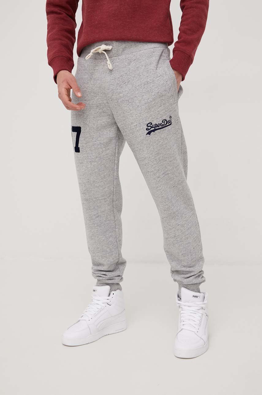 Superdry pantaloni de trening barbati, culoarea gri, cu imprimeu answear.ro