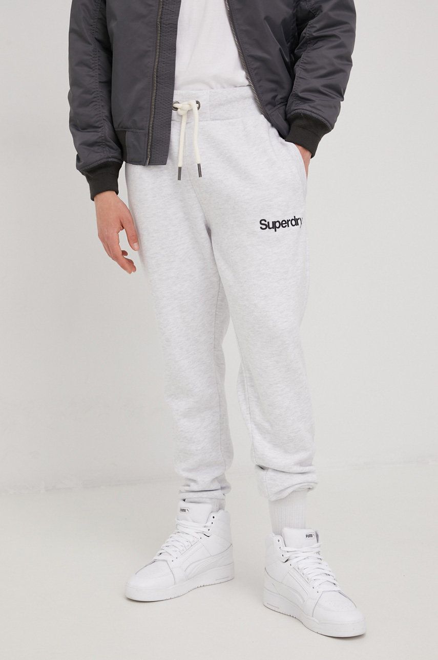 Superdry pantaloni de trening barbati, culoarea gri, cu imprimeu 2023 ❤️ Pret Super answear imagine noua 2022