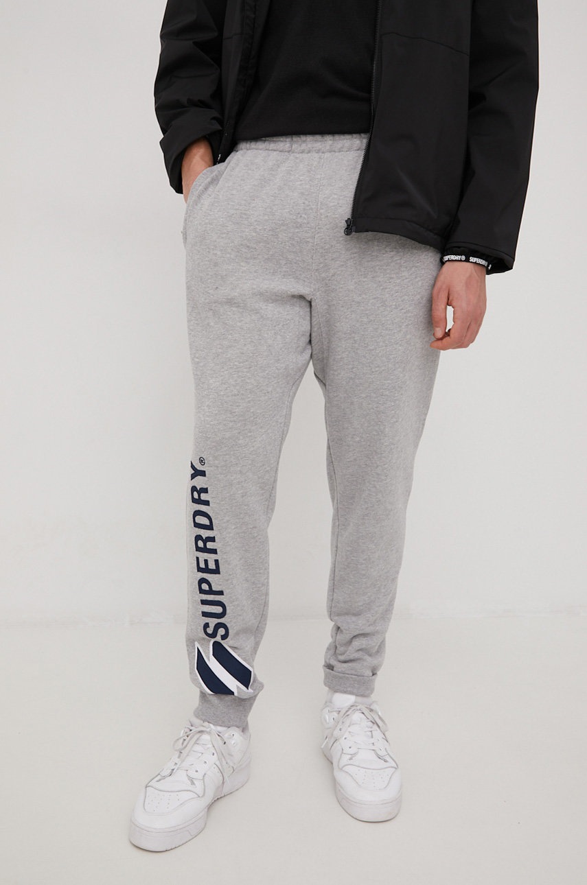 

Спортен панталон Superdry в сиво с изчистен дизайн, Сив