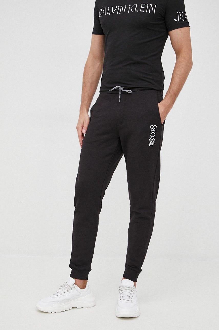 Calvin Klein spodnie bawełniane męskie kolor czarny z nadrukiem