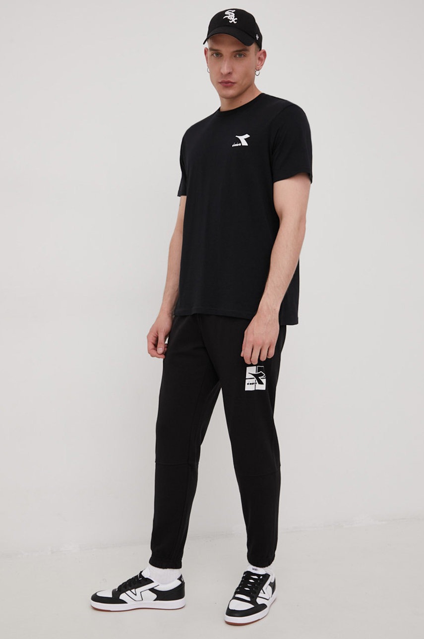 Diadora pantaloni de trening barbati, culoarea negru, cu imprimeu