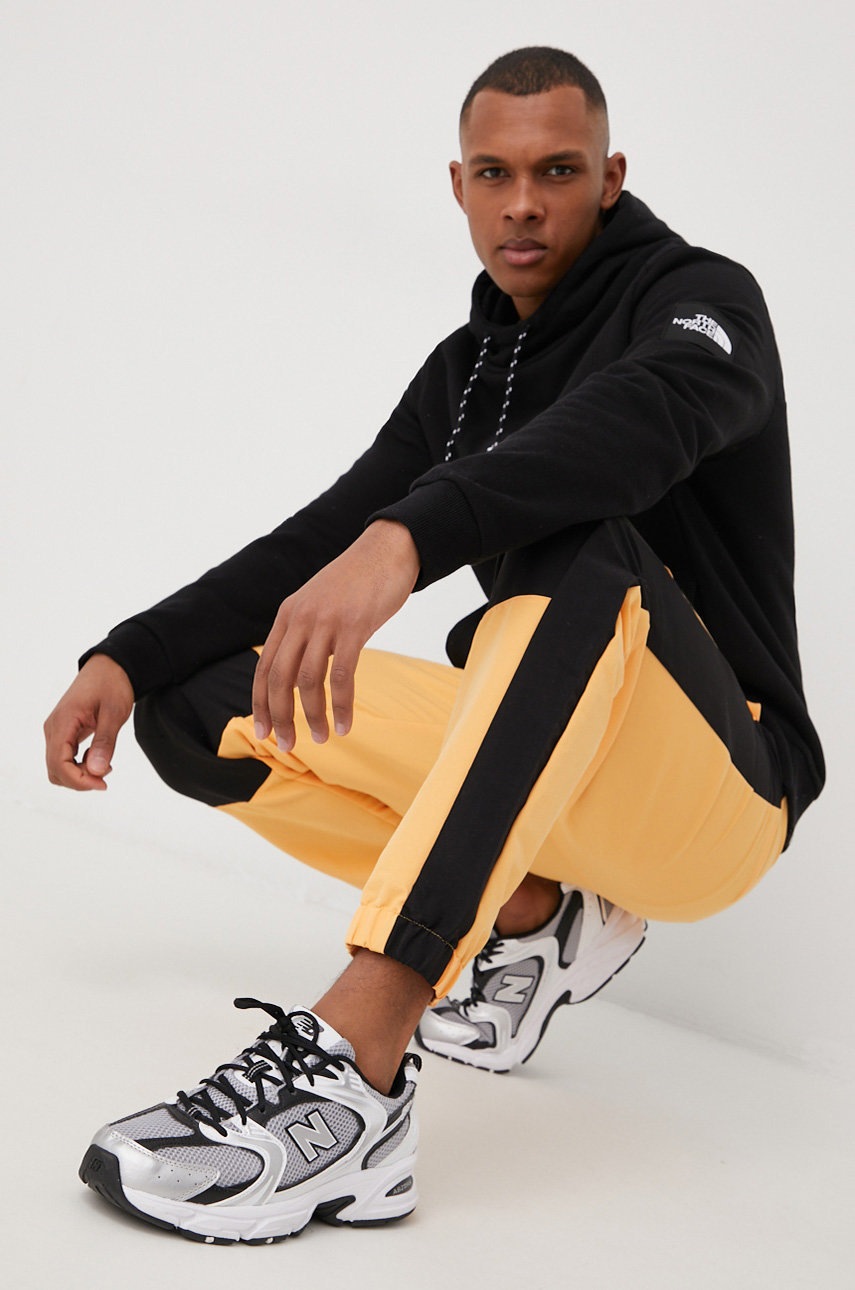 

Спортивные штаны The North Face Black Box мужские цвет оранжевый с узором