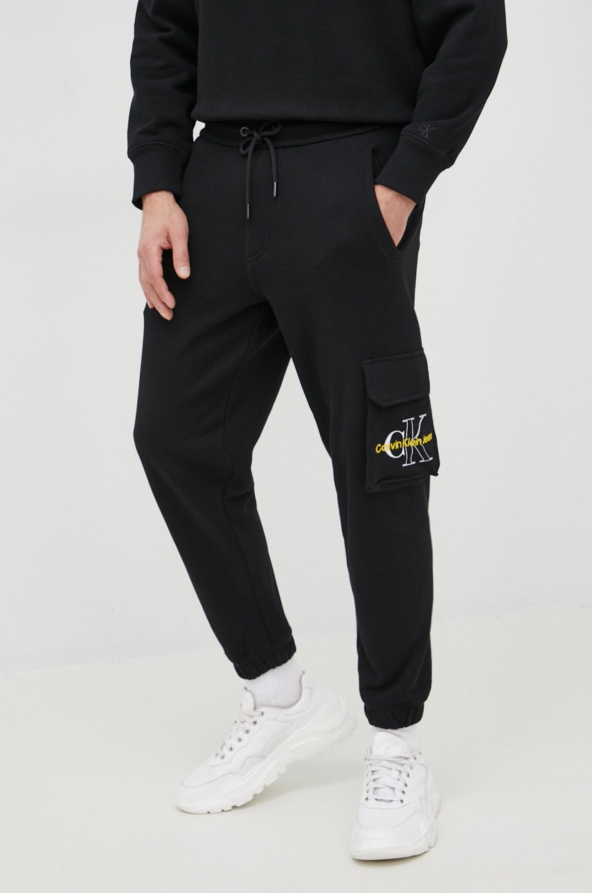 

Памучен спортен панталон Calvin Klein Jeans в черно с апликация, Черен