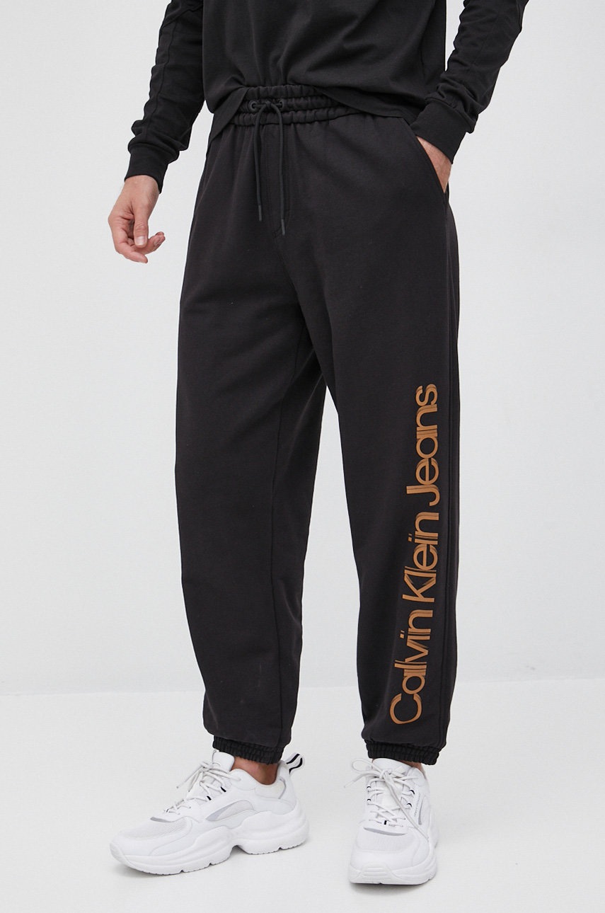 

Памучен панталон Calvin Klein Jeans мъжко в черно с принт, Черен