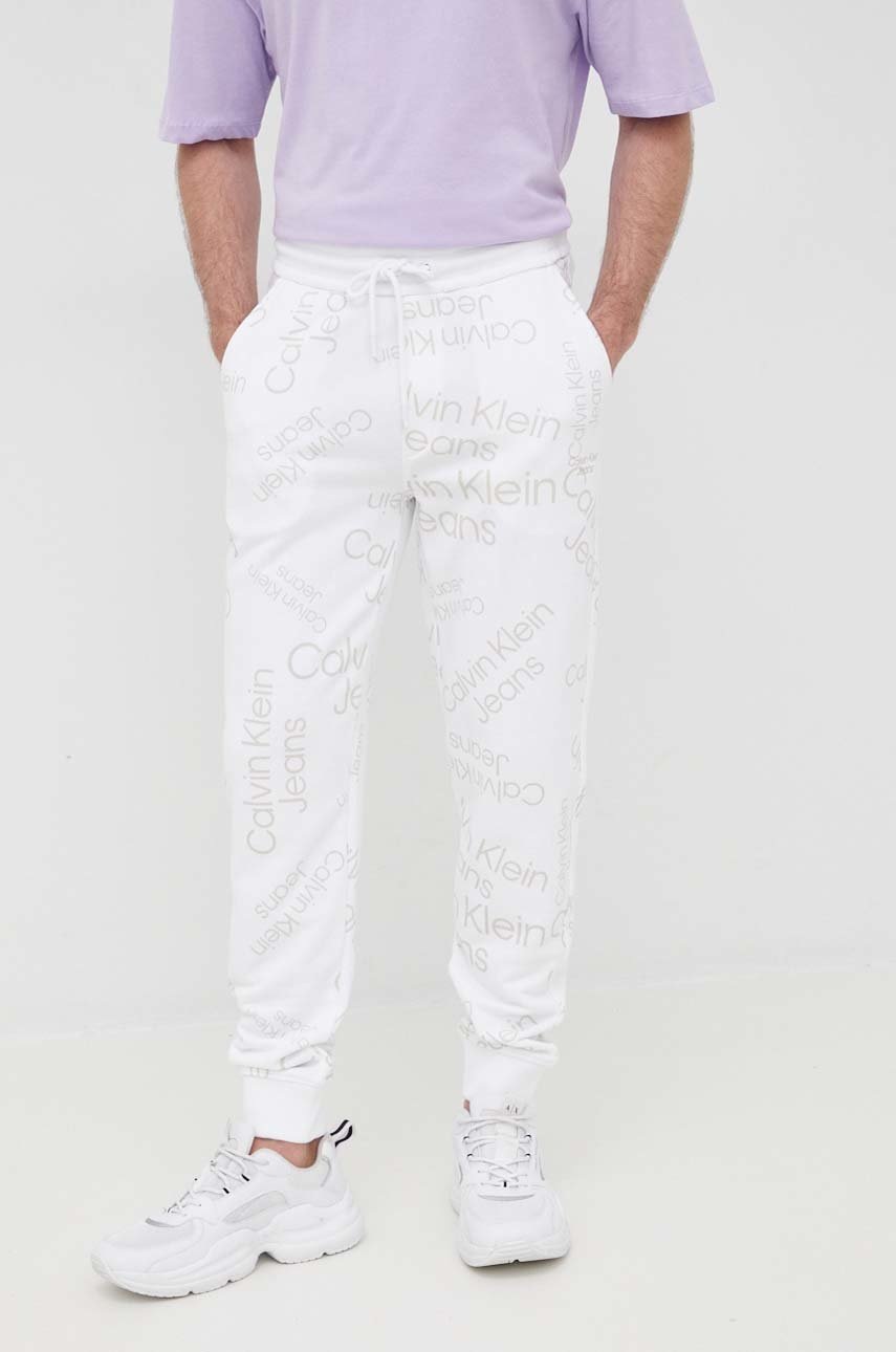 

Памучен спортен панталон Calvin Klein Jeans мъжко в бяло с десен, Бял