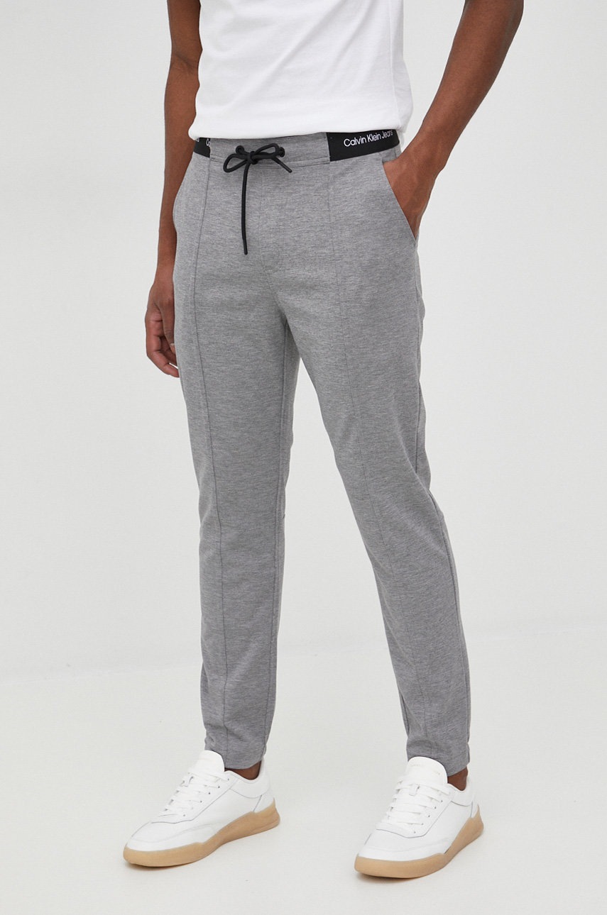 

Спортен панталон Calvin Klein Jeans мъжко в сиво с изчистен дизайн, Сив