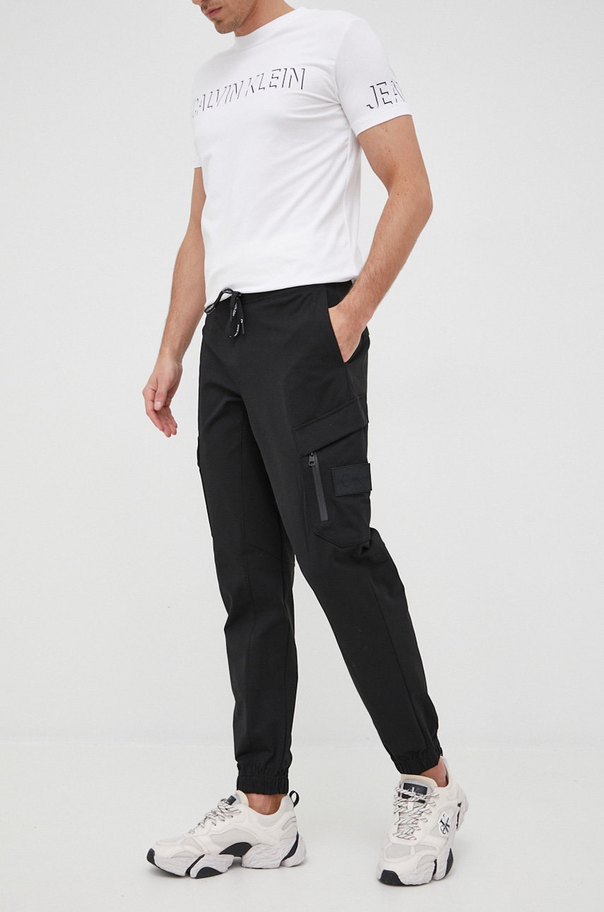 

Панталони Calvin Klein Jeans мъжко в черно с кройка тип карго, Черен