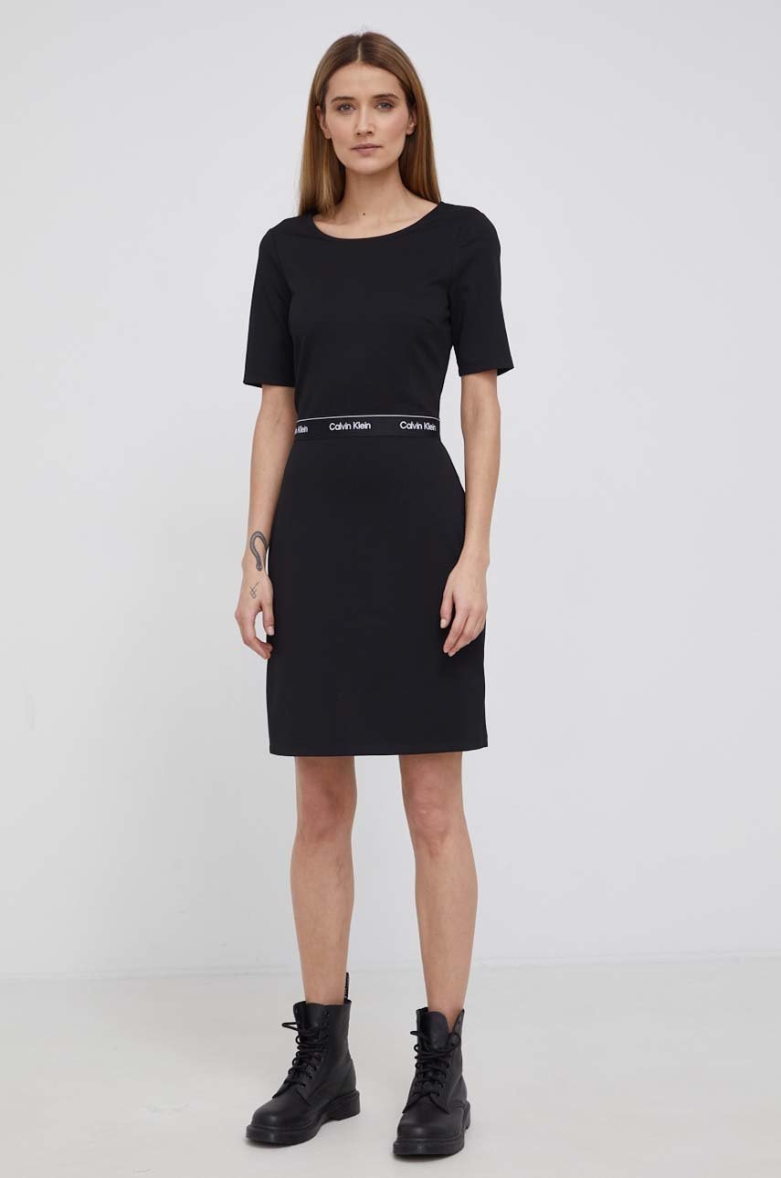 

Рокля Calvin Klein в черно къс модел разкроен модел, Черен