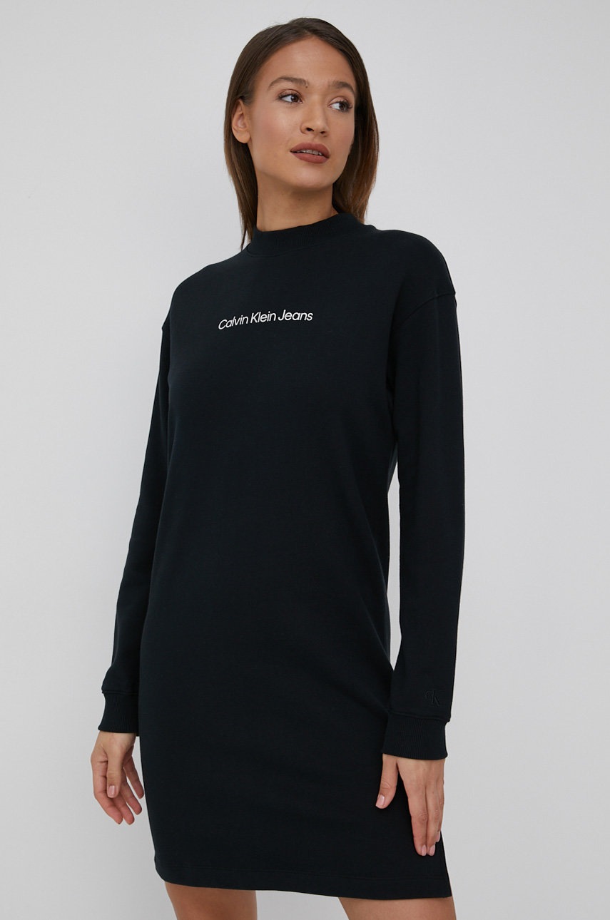 

Памучна рокля Calvin Klein Jeans в черно къс модел с уголемена кройка, Черен