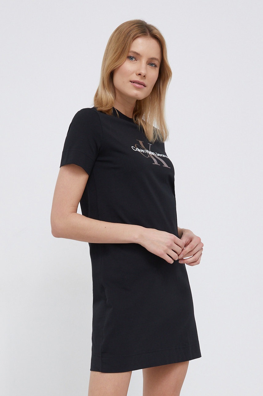 

Памучна рокля Calvin Klein Jeans в черно къс модел със стандартна кройка, Черен