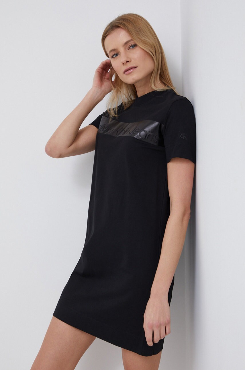 

Памучна рокля Calvin Klein Jeans в черно къс модел със стандартна кройка, Черен