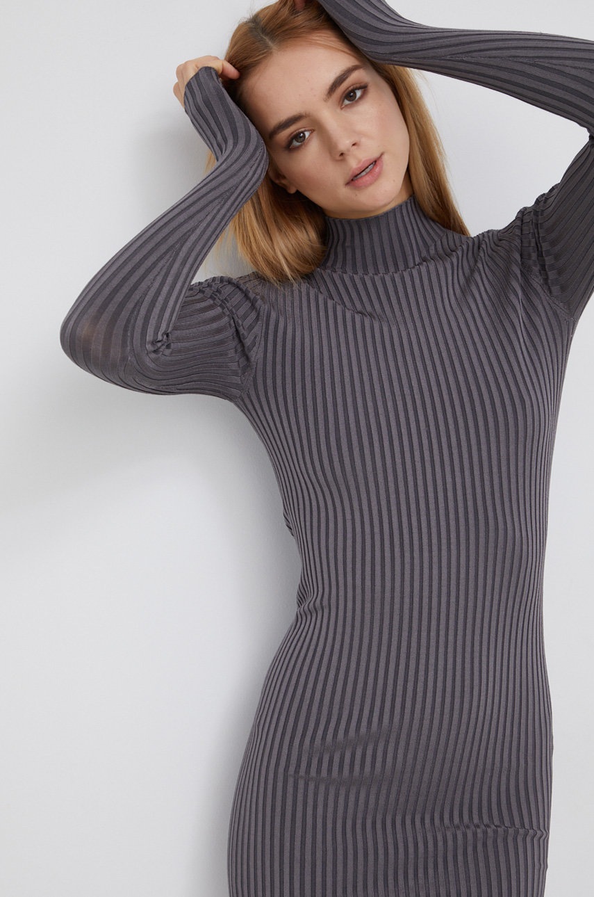 

Рокля Calvin Klein Jeans в сиво къс модел с кройка по тялото, Сив