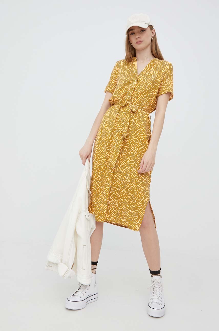 

Рокля Vero Moda в зелено среднодълъг модел със стандартна кройка, Жълт