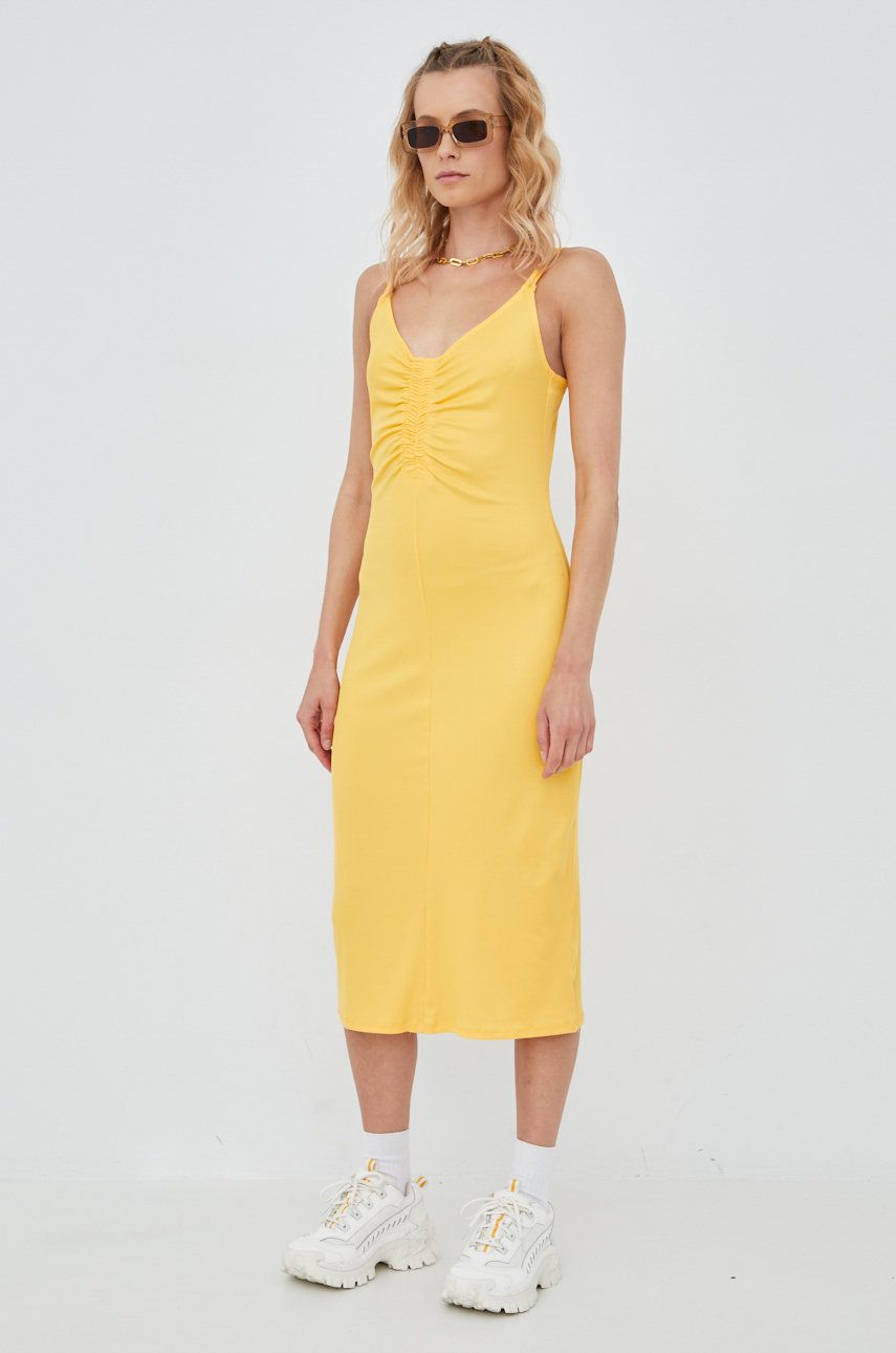 Šaty Vero Moda žlutá barva, midi - žlutá -  93% Recyklovaný polyester