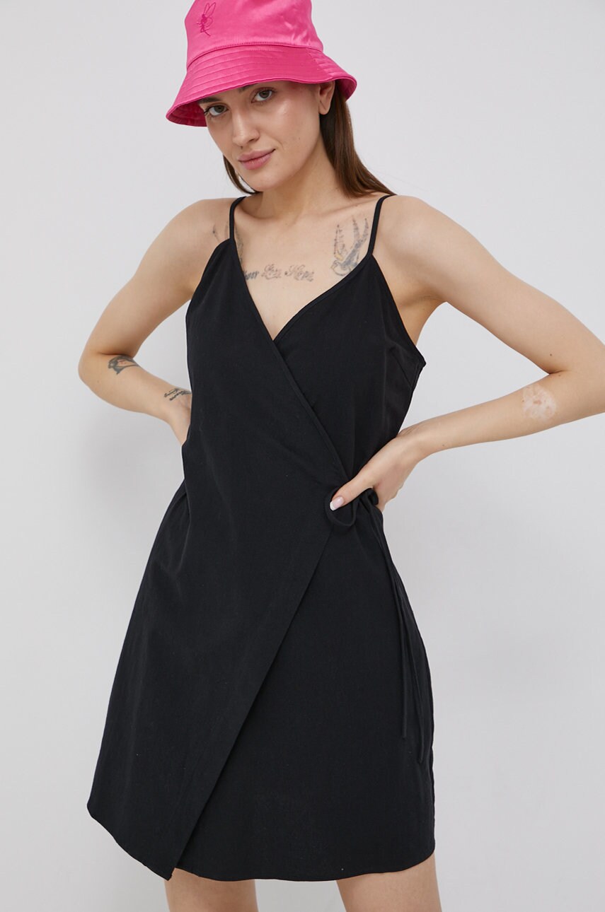 

Памучна рокля Vero Moda в черно къс модел разкроен модел, Черен