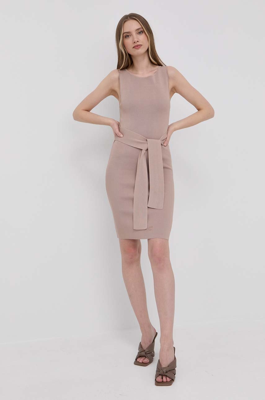 

Платье Guess цвет бежевый mini прямая