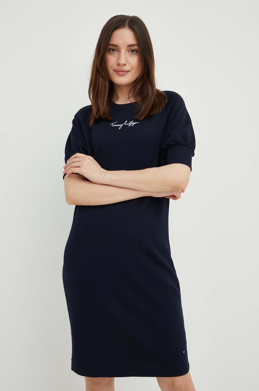 

Памучна рокля Tommy Hilfiger в тъмносиньо къс модел със стандартна кройка, Тъмносин
