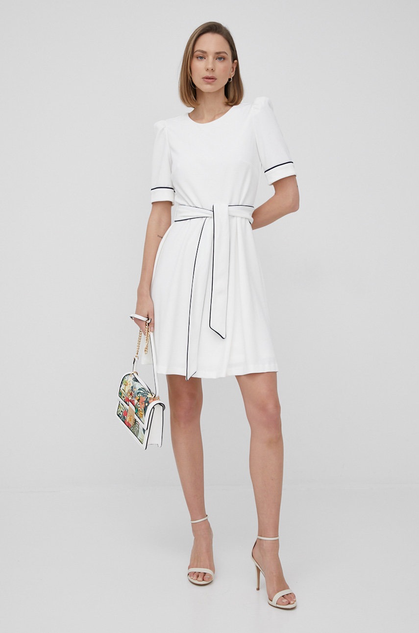 

Платье Dkny цвет белый mini расклешённая