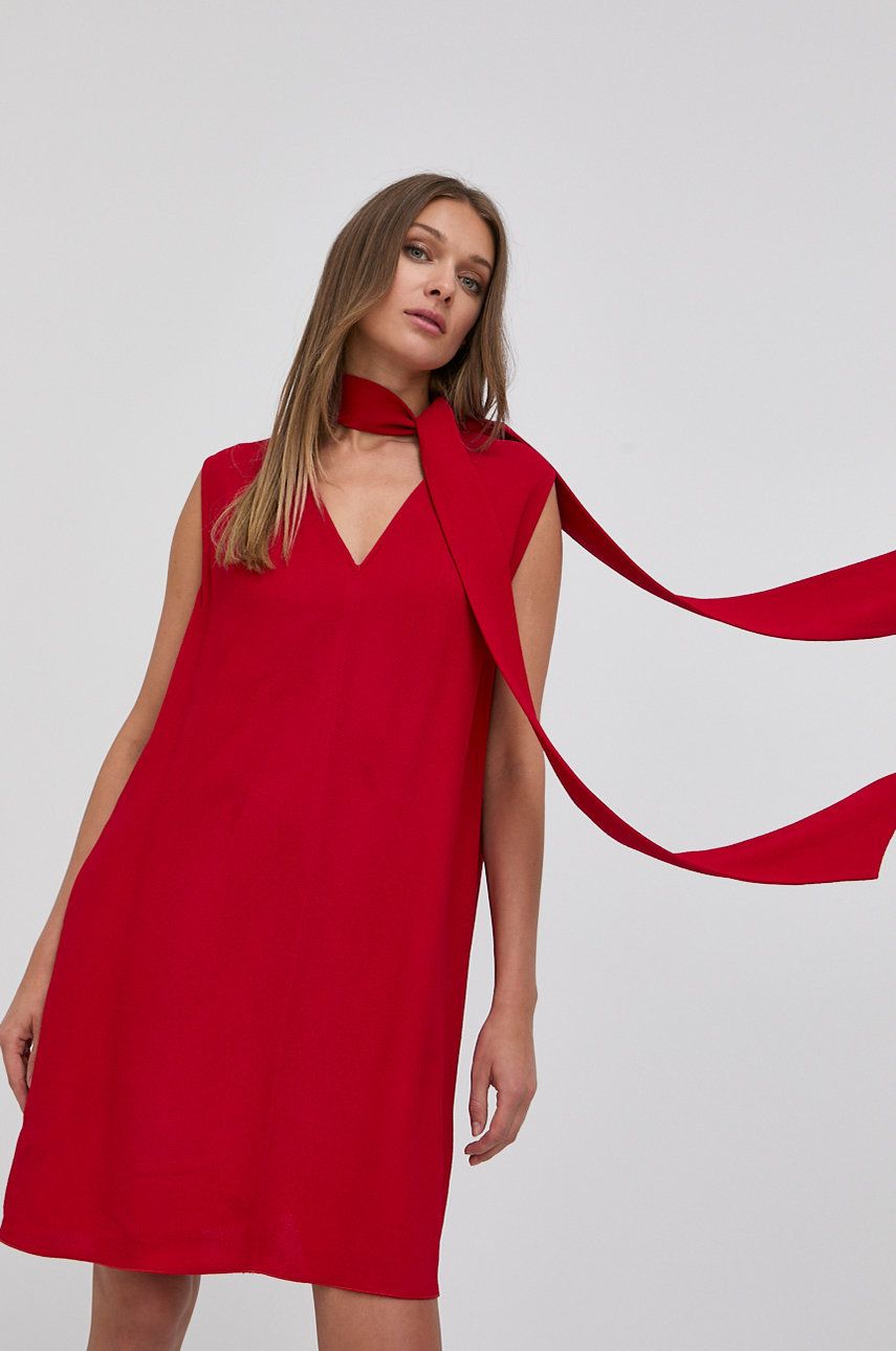 Šaty Victoria Beckham červená barva, mini, oversize - červená -  Materiál č. 1: 100% Viskóza