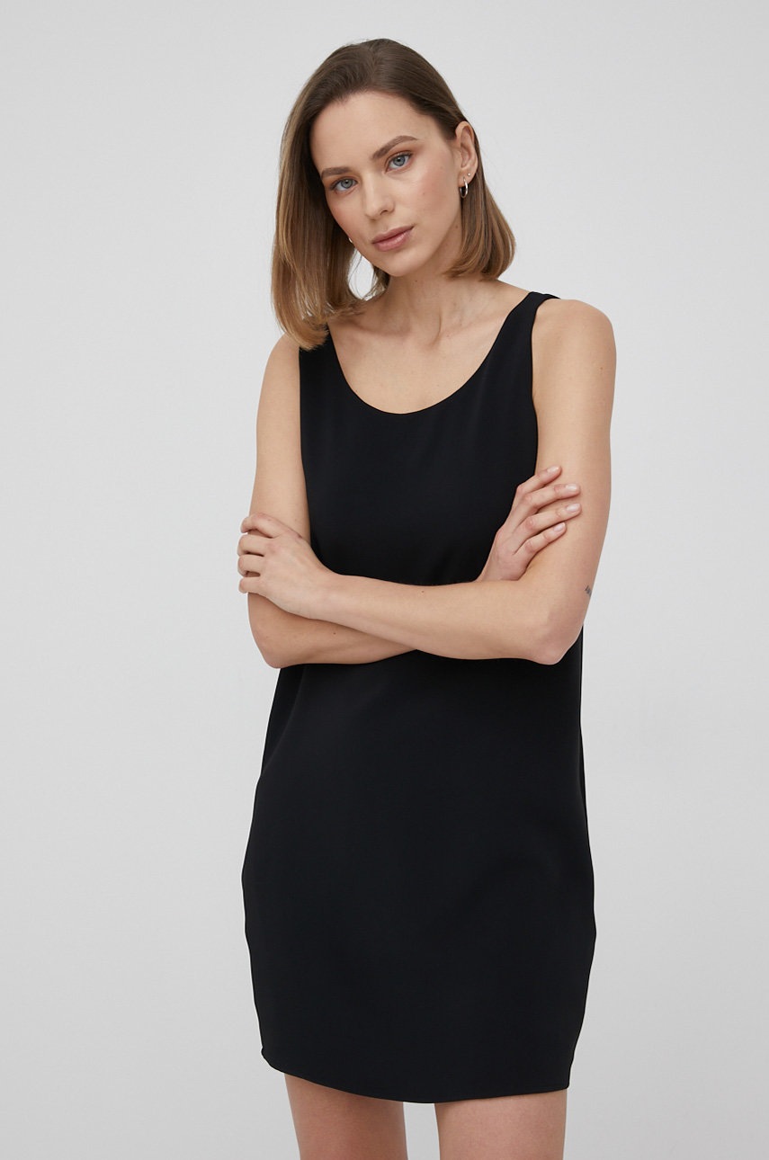

Рокля Calvin Klein в черно къс модел със стандартна кройка, Черен