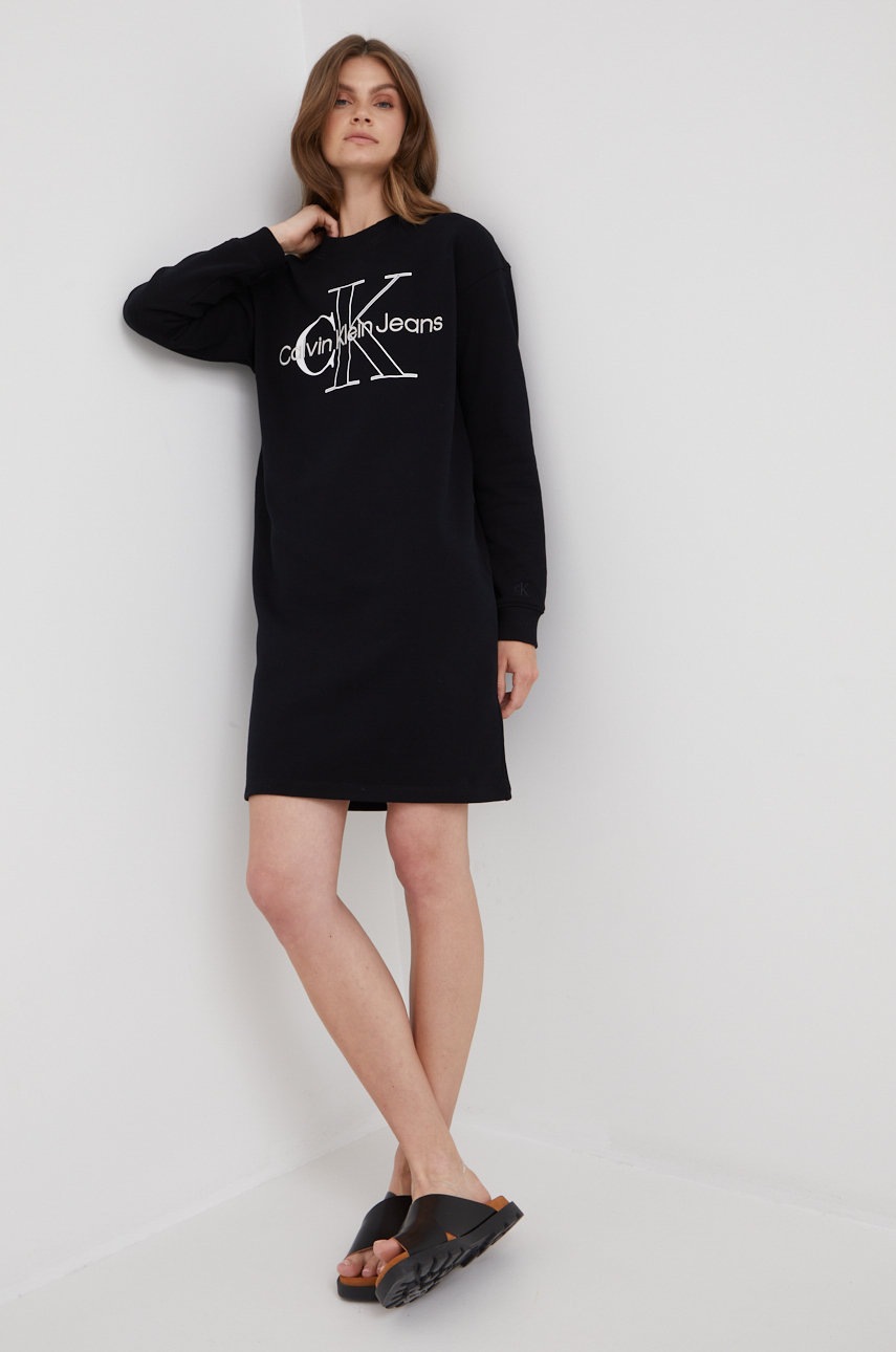 

Памучна рокля Calvin Klein Jeans в черно къс модел със стандартна кройка, Черен