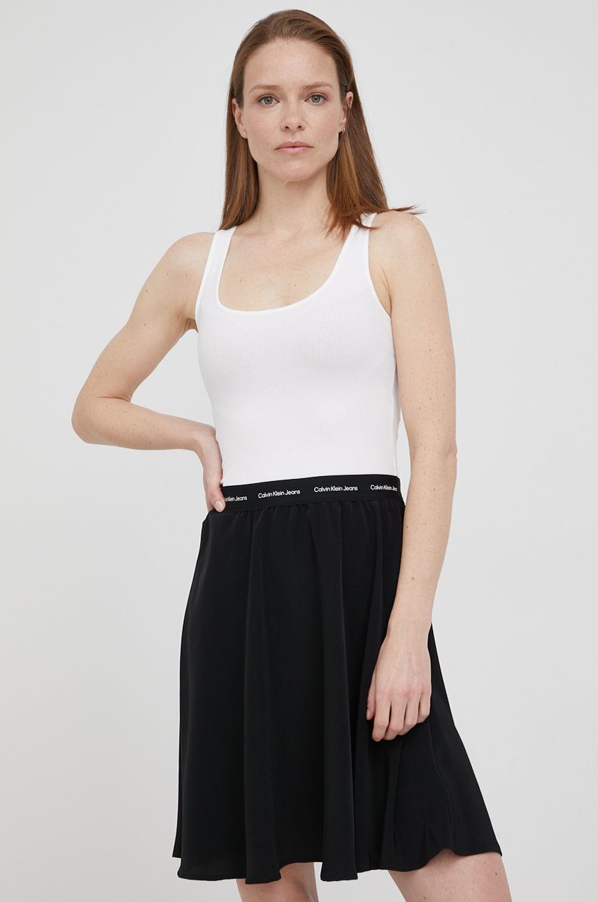 

Рокля Calvin Klein Jeans в бяло къс модел разкроен модел, Бял