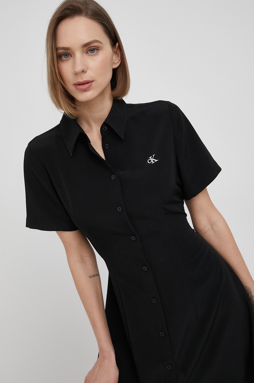 

Рокля Calvin Klein Jeans в черно къс модел разкроен модел, Черен
