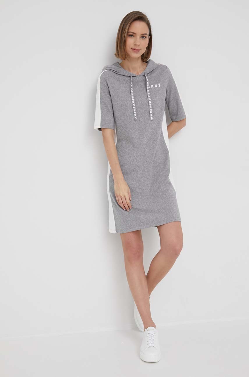 

Рокля Dkny в сиво къс модел със стандартна кройка, Сив