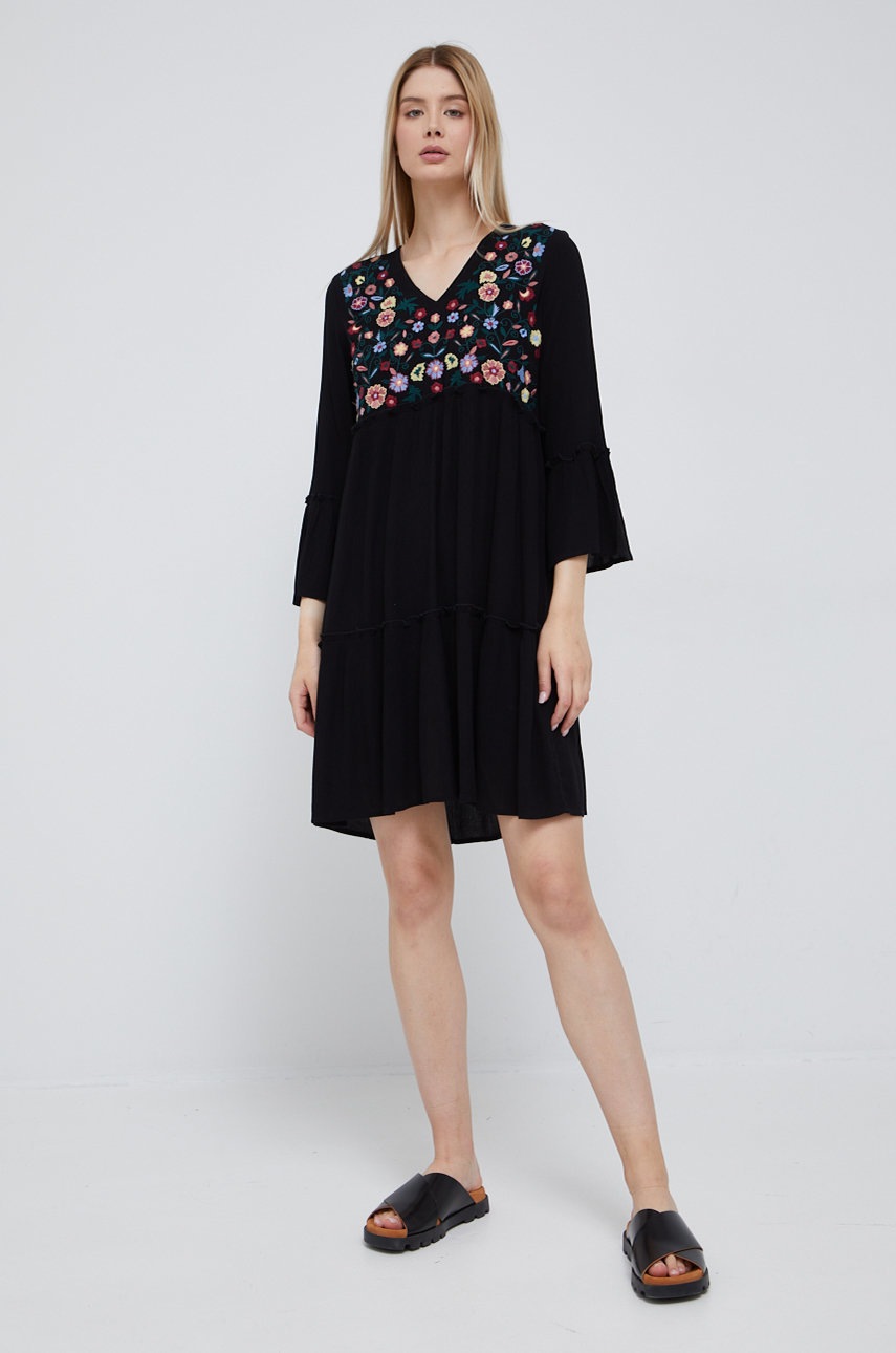 

Платье Vero Moda цвет чёрный mini расклешённая