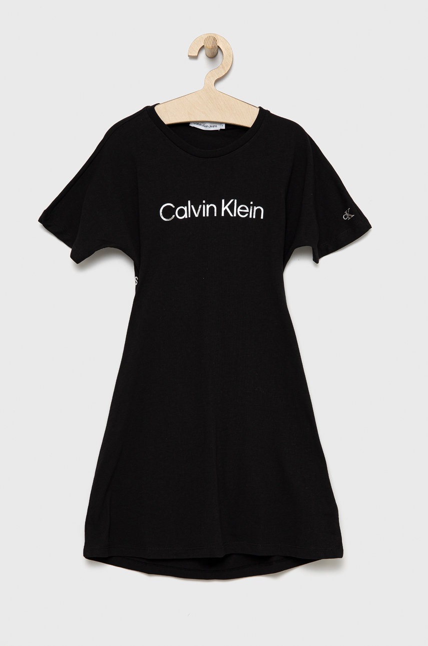 

Детска памучна рокля Calvin Klein Jeans в черно къс модел със стандартна кройка, Черен