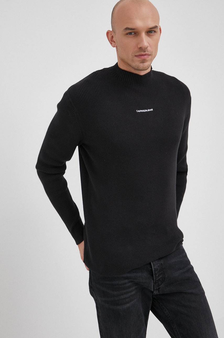 

Пуловер Calvin Klein Jeans мъжки в черно от лека материя с ниско поло, Черен