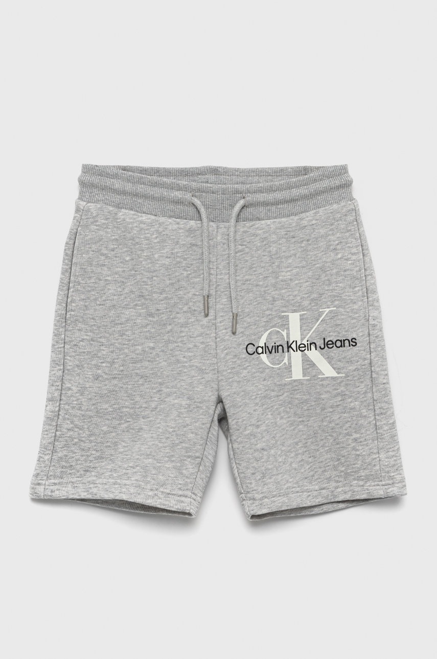 

Детски къси панталони Calvin Klein Jeans в сиво, Сив