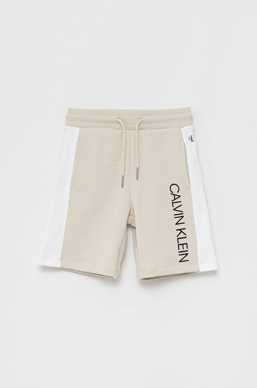 

Детски памучен къс панталон Calvin Klein Jeans в бежово, Бежов