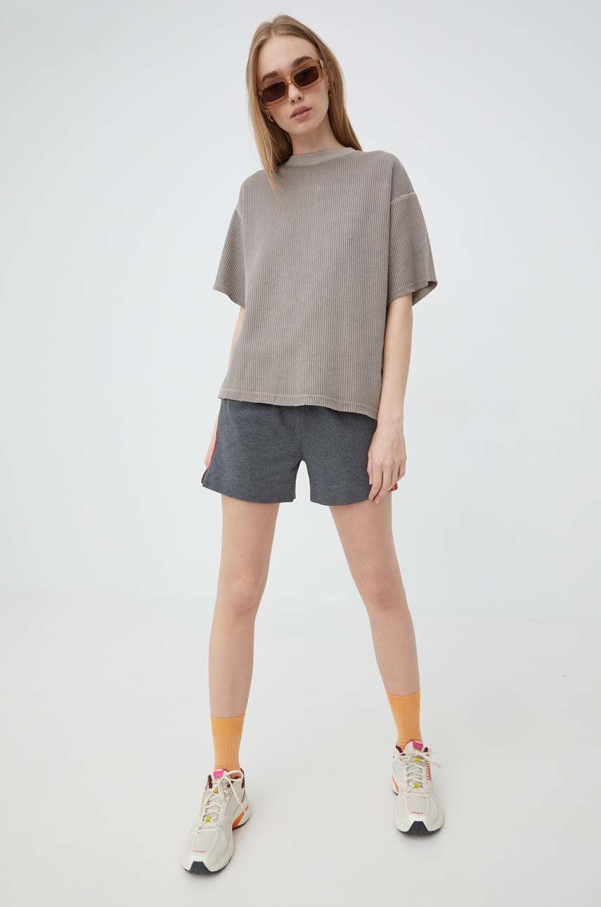Adidas szorty damskie kolor szary z aplikacją medium waist