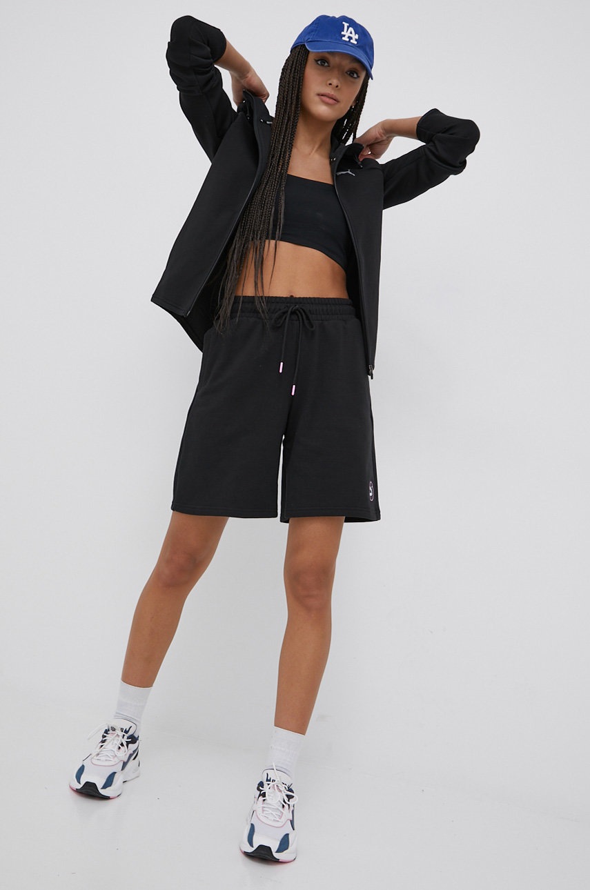 

Памучен къс панталон Puma 533569 дамско в черно с изчистен дизайн с висока талия, Черен